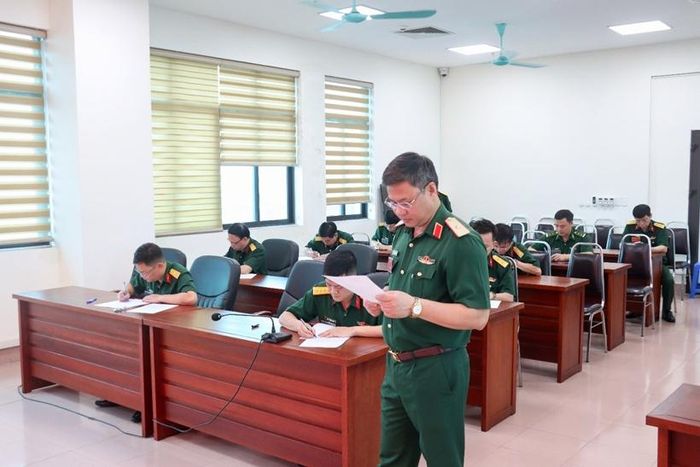 Đồng chí Thiếu tướng Đàm Thuận Công, Phó Trưởng Ban chỉ đạo kiểm tra phần nghiệp vụ bằng hình thức tự luận.