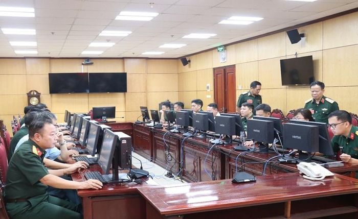 Đồng chí Trung tướng Tạ Quang Khải, Trưởng Ban Chỉ đạo kiểm tra các thí sinh thực hiện phần kiểm tra nghiệp vụ bằng hình thức trắc nghiệm trên máy tính.