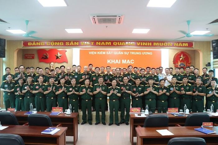 Các đại biểu dự Khai mạc chụp ảnh lưu niệm.