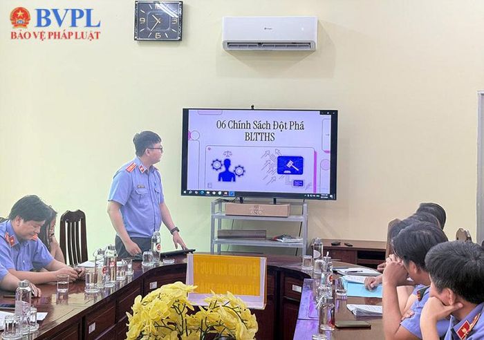  Kiểm sát viên trình bày các chính sách mới của dự án BLTTHS (sửa đổi).