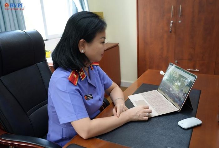 Đồng chí Huỳnh Thị Ngọc Hoa, Phó Viện trưởng VKSND TPHCM theo dõi, chỉ đạo diễn biến phiên tòa từ phòng làm việc.