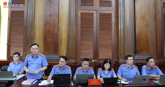 Hình ảnh Kiểm sát viên công bố cáo trạng tại phiên tòa.