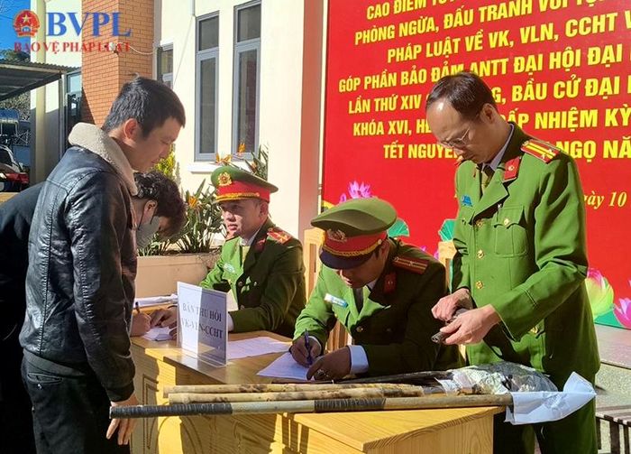  Người dân giao nộp khẩu súng cho Công an phường Lâm Viên - Đà Lạt tại Lễ Phát động cao điểm tuyên truyền, vận động thu hồi, phòng ngừa, đấu tranh với tội phạm, vi phạm pháp luật về vũ khí, vật liệu nổ, công cụ hỗ trợ và pháo.