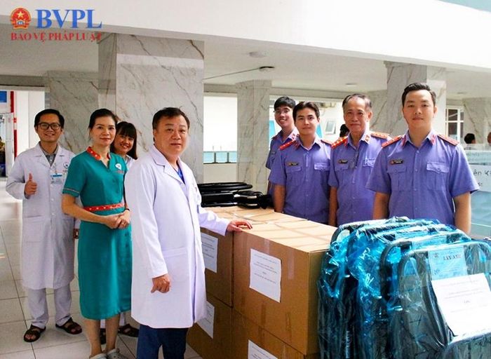  Đại diện Chi bộ 2 và Đoàn Thanh niên Phòng 2 VKSND thành phố chụp ảnh lưu niệm cùng các y, bác sĩ Khoa Ngoại tiêu hóa.