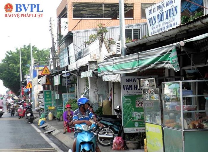 Khu vực ngã ba giao nhau giữa đường tỉnh 827 và đường Lộ Dừa, đường dẫn vào trường tiểu học gần chợ Vĩnh Công, xã Vĩnh Công.