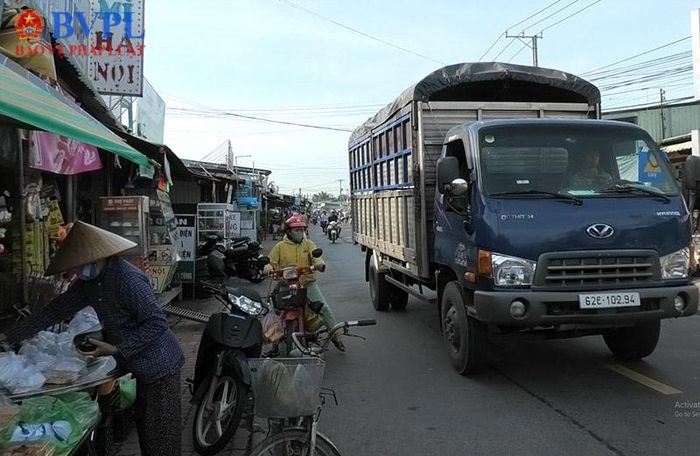 Hình ảnh đường tỉnh 827B, đoạn khu vực chợ Kỳ Son, thuộc xã Vĩnh Công.