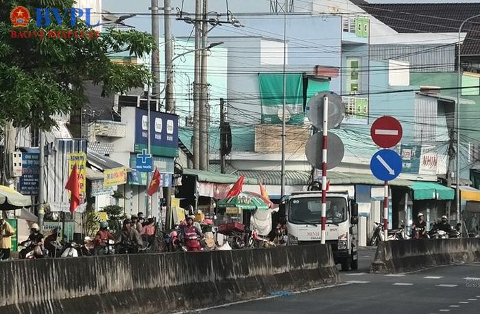 Hình ảnh tuyến đường tỉnh 827, đoạn qua khu vực chợ Hòa Phú.