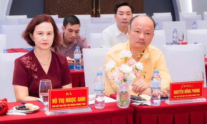  Các đại biểu tham dự cuộc họp.
