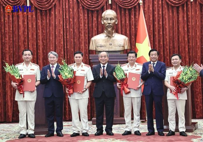  Lãnh đạo Văn phòng Trung ương Đảng, Ban Nội chính Trung ương và Văn phòng Chủ tịch nước tặng hoa chúc mừng các đồng chí được bổ nhiệm chức danh Kiểm sát viên VKSND tối cao.
