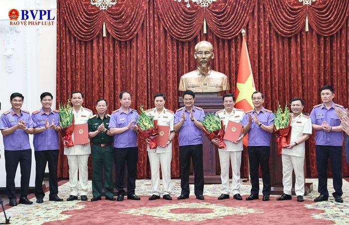  Đồng chí Nguyễn Huy Tiến, Ủy viên Trung ương Đảng, Bí thư Đảng ủy, Viện trưởng VKSND tối cao cùng các đồng chí Phó Viện trưởng VKSND tối cao tặng hoa chúc mừng các đồng chí được bổ nhiệm chức danh Kiểm sát viên VKSND tối cao.
