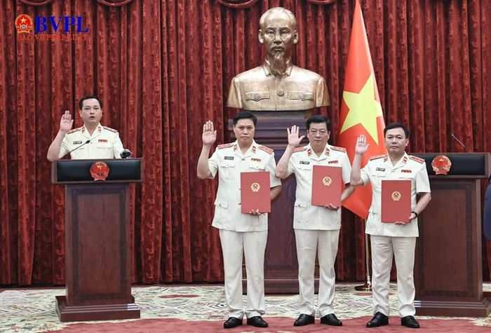  Các đồng chí được bổ nhiệm chức danh Kiểm sát viên VKSND tối cao tuyên thệ.