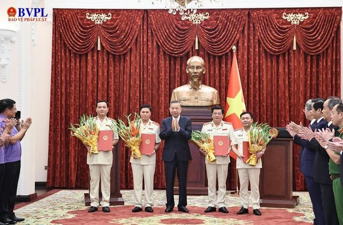   Tổng Bí thư, Chủ tịch nước Tô Lâm trao Quyết định bổ nhiệm chức danh Kiểm sát viên VKSND tối cao đối với 4 đồng chí.