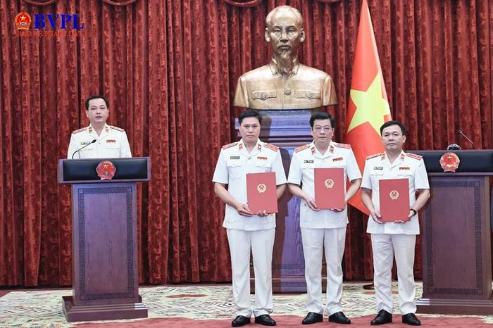  Thay mặt các đồng chí được bổ nhiệm chức danh Kiểm sát viên VKSND tối cao, đồng chí Lê Văn Đông, Viện trưởng VKSND TP Hồ Chí Minh đọc lời tuyên thệ.