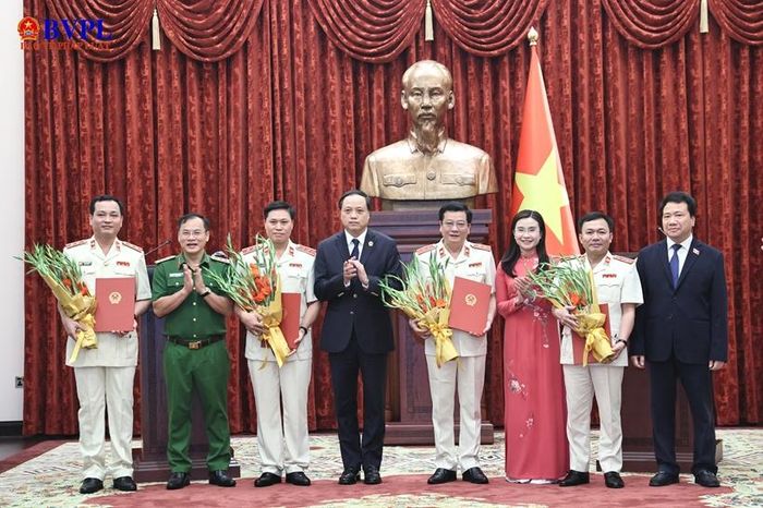  Đại diện Lãnh đạo Bộ Công an, TAND tối cao và một số cơ quan Trung ương chúc mừng các đồng chí được bổ nhiệm chức danh Kiểm sát viên VKSND tối cao.