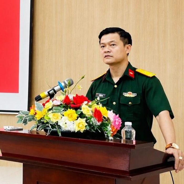 Đồng chí Thiếu tá Đậu Đức Hào, Phó Viện trưởng VKSQS khu vực 42 trình bày các chuyên đề.