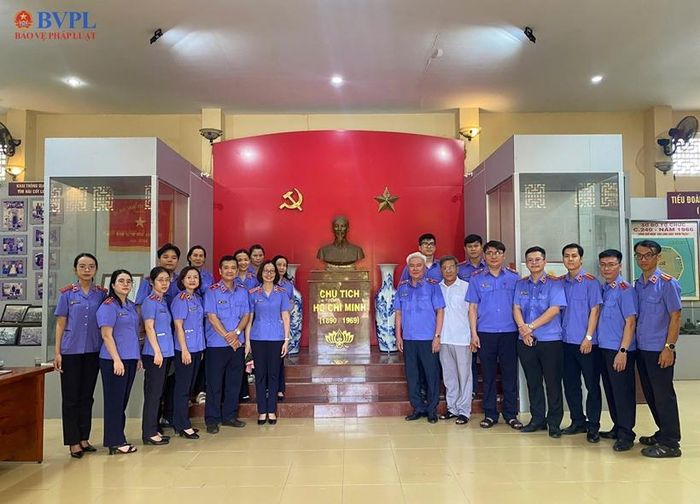  Đồng chí Cao Minh Trí, Phó Viện trưởng Viện Phúc thẩm 3 cùng thành viên Đoàn chụp ảnh lưu niệm trước Tượng đài chân dung Chủ tịch Hồ Chí Minh. (Ảnh: Hoàng Ân).