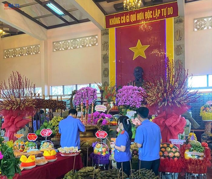  Đoàn dâng hương tại điện thờ chính Đền thờ Liệt sĩ Nhơn Trạch, TP Đồng Nai (Ảnh: Hoàng Ân).