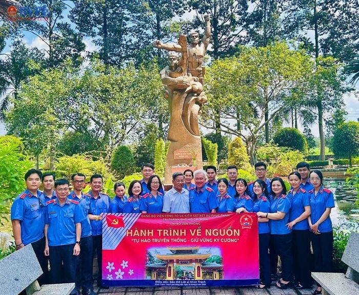  Các thành viên Đoàn trước tượng đài liệt sĩ Nhơn Trạch (Ảnh: Hoàng Ân).