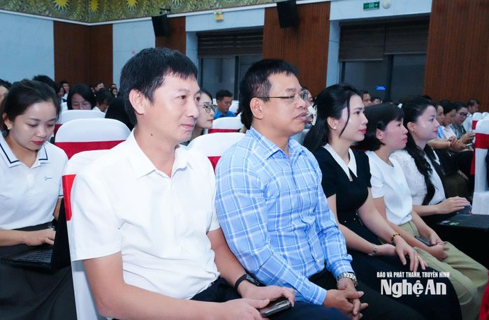 Cán bộ Văn phòng Tỉnh ủy và cơ sở tham dự hội nghị. Ảnh: Mai Hoa