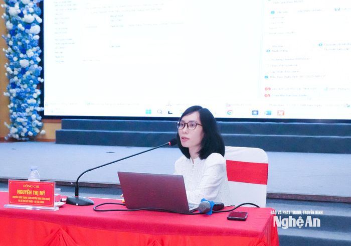 Đồng chí Nguyễn Thị Mỹ - Cán bộ Trung tâm Chuyển giao công nghệ và hỗ trợ kỹ thuật, Bộ Tài Chính truyền đạt chuyên đề tài chính. Ảnh: Mai Hoa