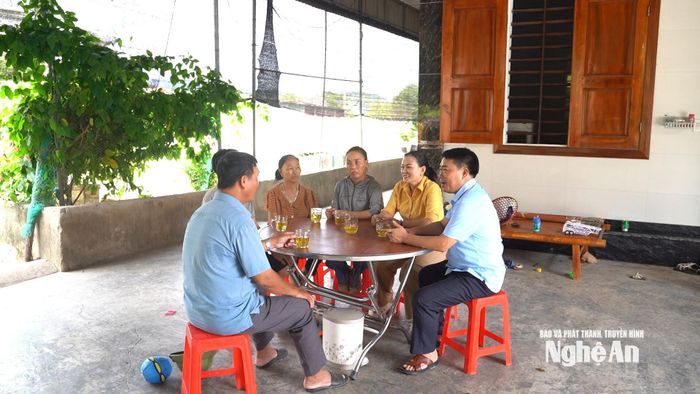 MTTQ xã Yên Trung nắm bắt tâm tư, ý kiến của người dân. Ảnh: Kim Hoa