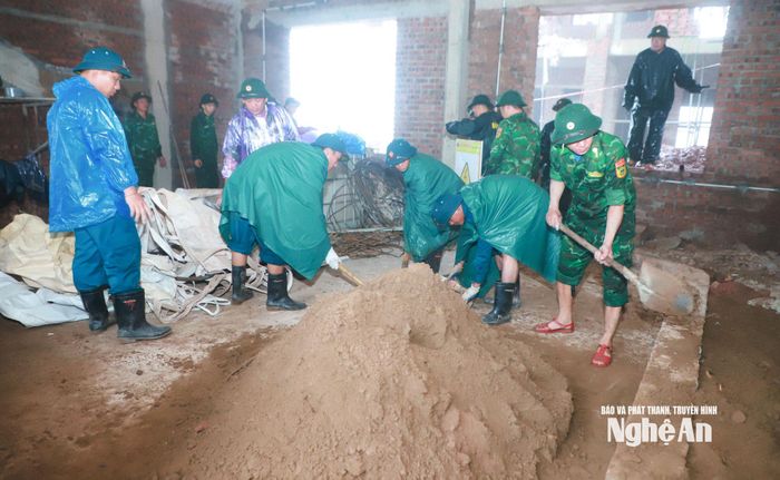 Lực lượng Bộ đội Biên phòng hỗ trợ thi công Trường Phổ thông Nội trú liên cấp tiểu học và trung học cơ sở xã Nhôn Mai. Ảnh: Thành Duy