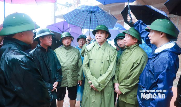 Lãnh đạo xã Nhôn Mai báo cáo công tác chuẩn bị cho năm học mới với Chủ tịch UBND tỉnh và đoàn công tác. Ảnh: Thành Duy