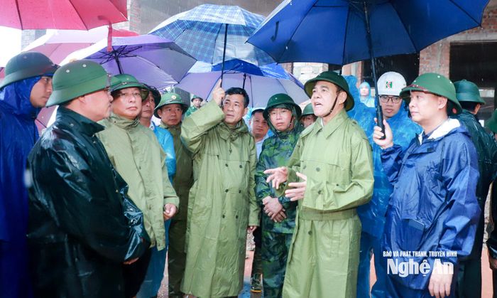 Chủ tịch UBND tỉnh Võ Trọng Hải chỉ đạo tại hiện trường dự án Trường Phổ thông Nội trú liên cấp tiểu học và trung học cơ sở xã Nhôn Mai. Ảnh: Thành Duy