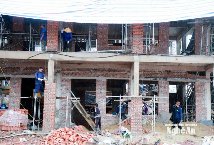 Nhà thầu đang tập trung nhân công thi công để bù tiến độ. Ảnh: Thành Duy