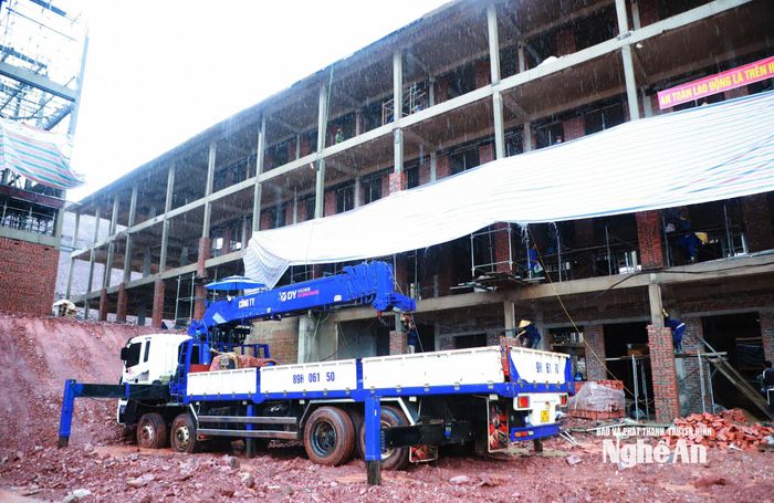 Thời tiết mưa lớn, kéo dài khiến điều kiện thi công gặp khó khăn. Ảnh: Thành Duy