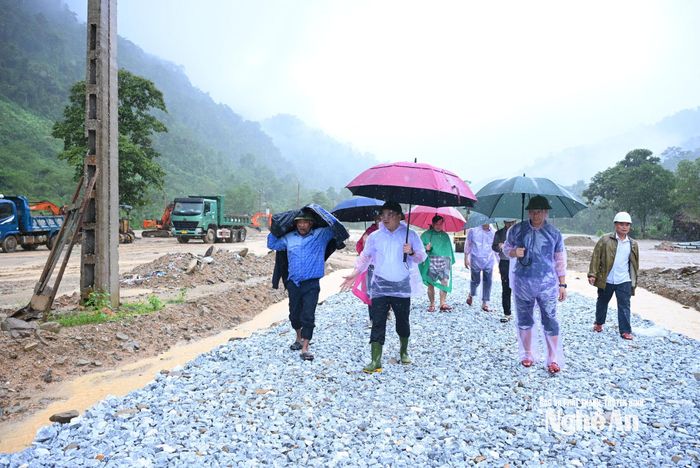Phó Chủ tịch UBND tỉnh Phùng Thành Vinh kiểm tra khu tái định cư. Ảnh: Thành Cường