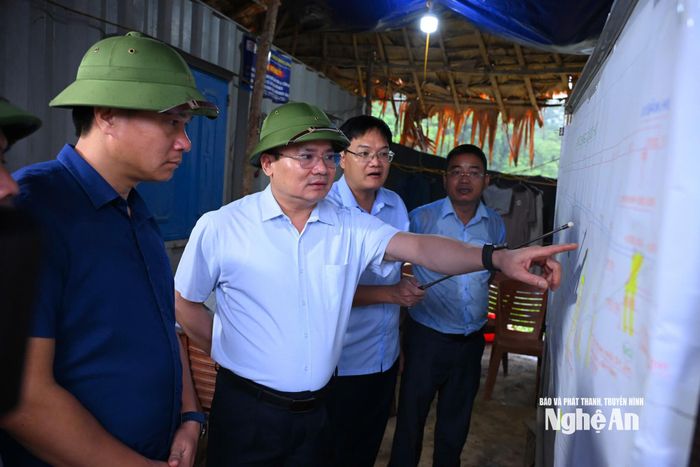 Phó Chủ tịch UBND tỉnh Phùng Thành Vinh nghe giới thiệu về tiến độ dự án. Ảnh: Thành Cường