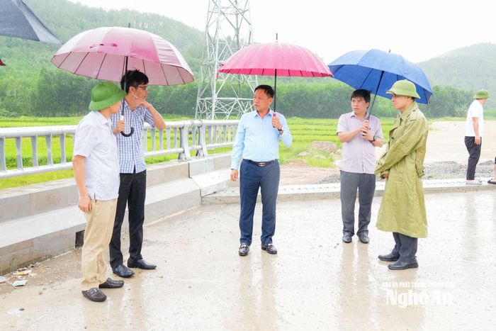 Đoàn công tác kiểm tra gói thầu XL. Ảnh: TL