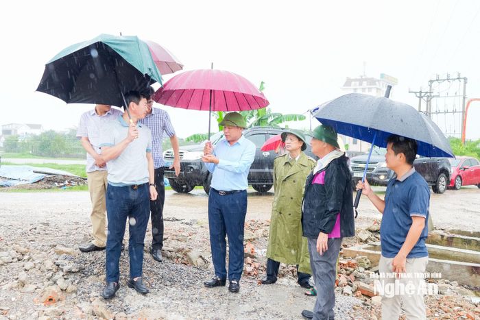 Phó Chủ tịch UBND tỉnh Hoàng Phú Hiền kiểm tra thi công tuyến kè chống sạt lở kết hợp đường cứu hộ dọc bờ sông Hoàng Mai tại phường Tân Mai. Ảnh: TL