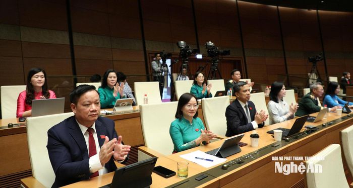 Đoàn ĐBQH tỉnh Nghệ An dự phiên bế mạc kỳ họp. Ảnh: Viết Chung