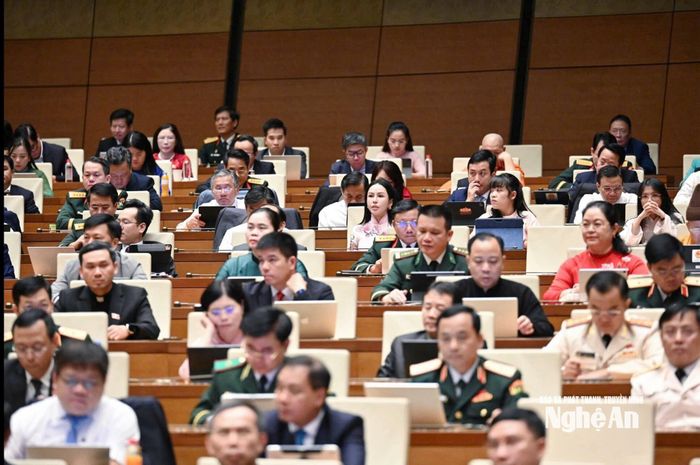 Các đại biểu Quốc hội dự phiên bế mạc kỳ họp. Ảnh: Viết Chung