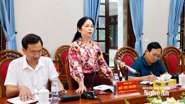 Bà Hồ Thị Ngân - Phó Chủ tịch Thường trực Hội Nhà báo Nghệ An trao đổi một số vấn đề hội viên quan tâm. Ảnh: Nguyễn Nam