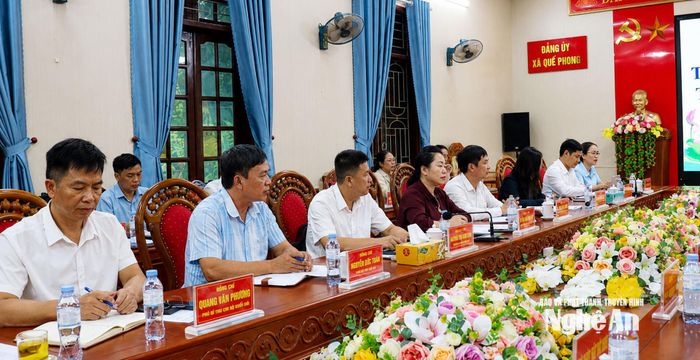 Lãnh đạo HĐND, UBND, Ủy ban MTTQ xã Quế Phong cùng dự buổi làm việc. Ảnh: Nguyễn Nam
