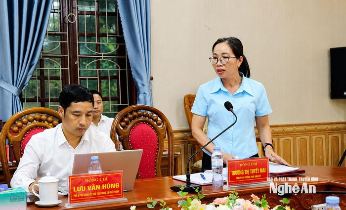 Thường trực Đảng ủy xã Quế Phong thông tin một số vấn đề liên quan đến công tác xây dựng Đảng đến Hội Nhà báo Nghệ An. Ảnh: Nguyễn Nam
