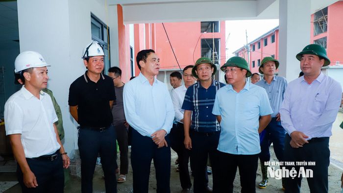 Chủ tịch UBND tỉnh Võ Trọng Hải trao đổi với lãnh đạo các sở, ngành, địa phương và nhà thầu trên công trường Trường Phổ thông Nội trú liên cấp Tiểu học và THCS xã Anh Sơn. Ảnh: Thành Duy