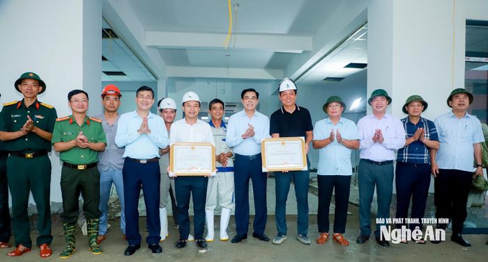 Chủ tịch UBND tỉnh Võ Trọng Hải tặng Bằng khen cho 2 nhà thầu có thành tích xuất sắc trong tổ chức thi công, huy động nguồn lực và đẩy nhanh tiến độ dự án. Ảnh: Thành Duy