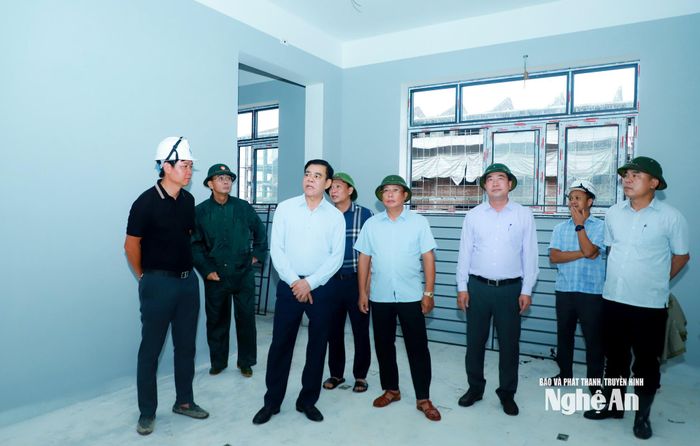 Chủ tịch UBND tỉnh Võ Trọng Hải kiểm tra phòng học tại Trường Phổ thông Nội trú liên cấp Tiểu học và THCS xã Anh Sơn. Ảnh: Thành Duy