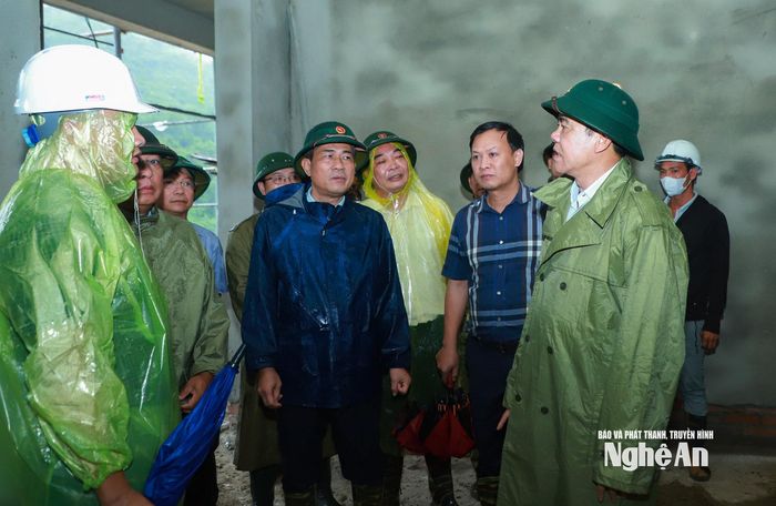 Chủ tịch UBND tỉnh Võ Trọng Hải trao đổi với các nhà thầu tại công trường dự án Trường Phổ thông Nội trú liên cấp Tiểu học và THCS xã Tam Thái. Ảnh: Thành Duy