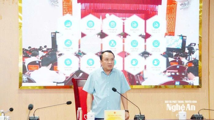 Đồng chí Dương Đình Chỉnh phát biểu tại cuộc làm việc.