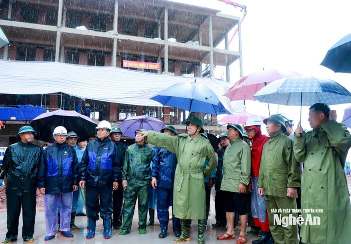 Chủ tịch UBND tỉnh Võ Trọng Hải kiểm tra tại Trường Phổ thông Nội trú liên cấp tiểu học và trung học cơ sở xã Nhôn Mai. Ảnh: Thành Duy