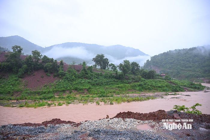 Trong đợt mưa lũ ngày 6/8 vừa qua làm cuốn trôi toàn bộ cầu công vụ qua bản Yên Hòa khiến công tác thi công gặp nhiều khó khăn. Ảnh: Thành Cường