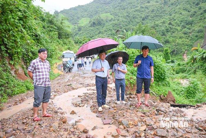 Phó Chủ tịch UBND tỉnh kiểm tra, chỉ đạo khắc phục một số điểm sạt lở trên tuyến Quốc lộ 16. Ảnh: Thành Cường
