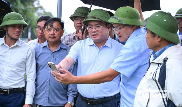 Phó Chủ tịch UBND tỉnh nghe giới thiệu về quá trình thi công Dự án đường giao thông Bảo Nam - Mường Lống. Ảnh: Thành Cường