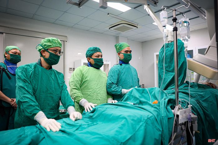 Đội ngũ bác sĩ Bệnh viện Đa khoa tỉnh Hà Tĩnh ngày càng thuần thục các kỹ thuật can thiệp.