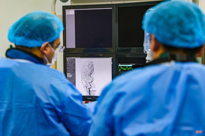 Các kíp trực luôn sẵn sàng bước vào phòng can thiệp để tìm kiếm cơ hội sống cho bệnh nhân.